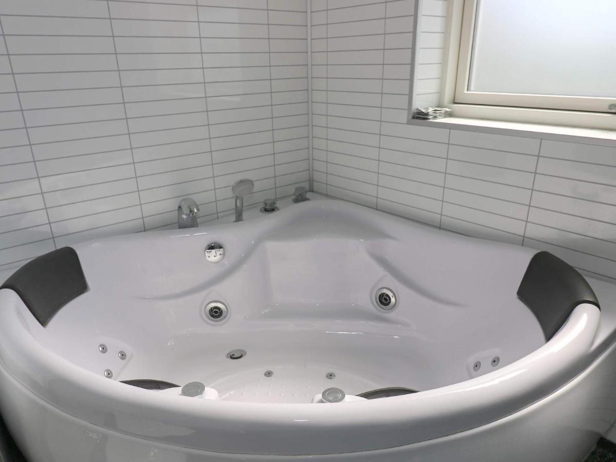 8 Person Holiday Home In Hadsund 外观 照片